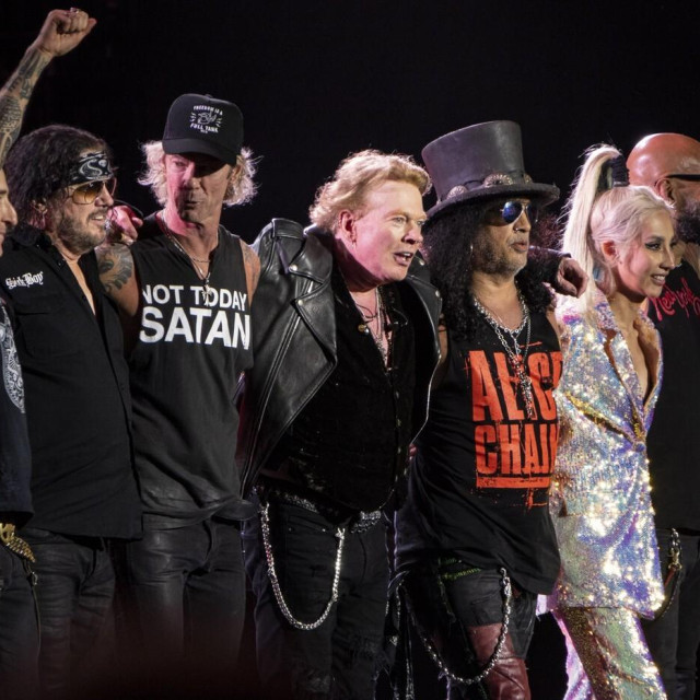 Richard Fortus, Dizzy Reed, Duff McKagan, Axl Rose, Slash, Melissa Reese i Frank Ferrer