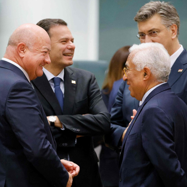 Premijer Andrej Plenković koji je u četvrtak bio na summitu u Bruxellesu rekao je da će se na razini Vlade provesti rasprava i vidjeti što i koliko točno Hrvatskoj treba; na fotografiji: austrijski kancelar Christian Stocker, portugalski premijer Luis Montenegro,  premijer Andrej Plenković i predsjednik Europskog vijeća Antonio Costa