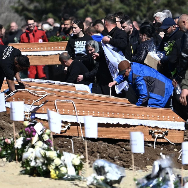 Sprovod na groblju u Kočanima