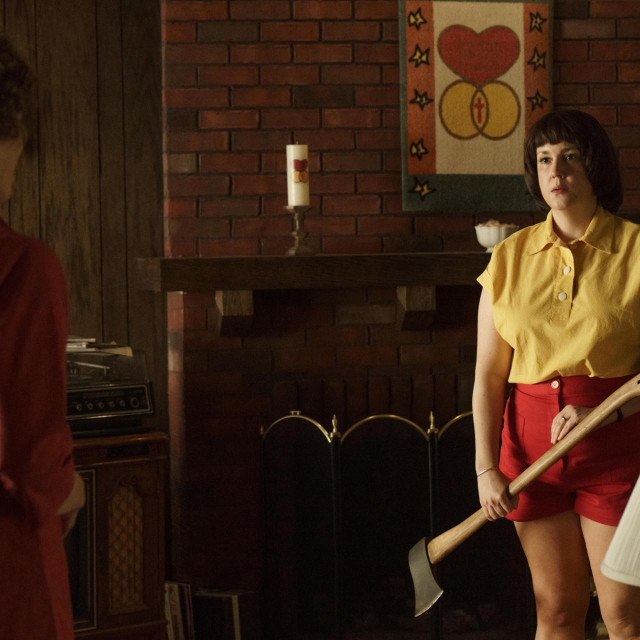CANDY, from left: Jessica Biel as Candy Montgomery, Melanie Lynskey as Betty Gore, The Fight‘, (Season 1, ep. 105, aired May 13, 2022). photo: Tina Rowden/?Hulu/Courtesy Everett Collection