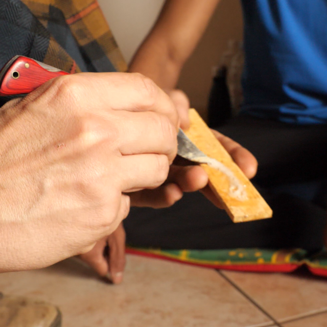 Kambo se miješa sa slinom i prave se male kuglice koje se nanose na kožu