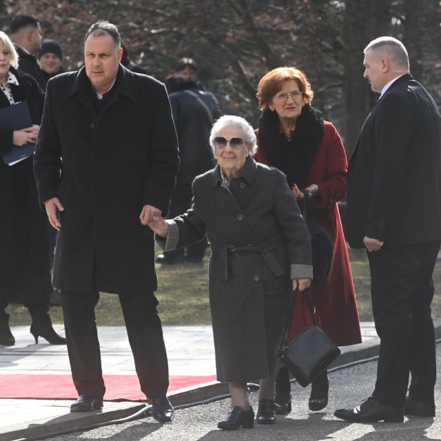 Vjera Andrijić (sredina)