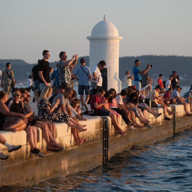 Zadar, 270624 Stotine turista su i veceras uzivale u prekrasnom zalasku sunca na zadarskoj rivi.