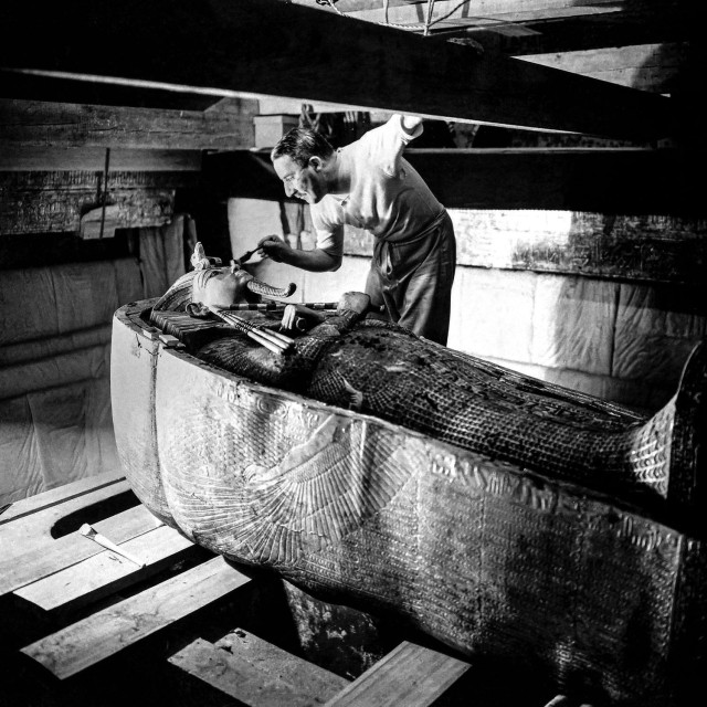 Britanski arheolog Howard Carter otkrio je Tutankamonovu grobnicu 1922.
