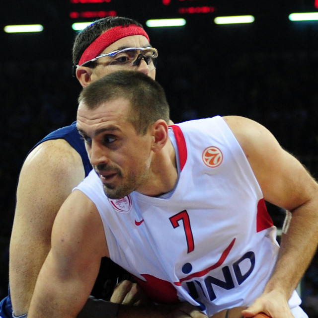 Nikola Vujcic (front) of Olympiacos vies with Efes Pilsen‘s Daniel Santiego during their Euroleague group match at Abdi Ipekci Arena in Istanbul, on January 7, 2010. AFP PHOTO/MUSTAFA OZER (Photo by MUSTAFA OZER/AFP)
