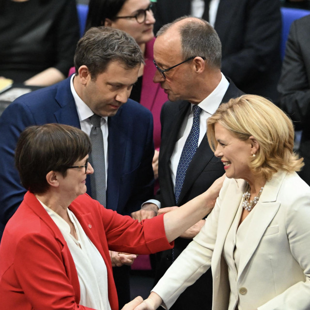 Julia Kloeckner (desno), novoizabrana predsjednica Bundestaga, prima čestitke od supredsjednice Socijaldemokratske partije Njemačke (SPD) Saskije Esken, dok čelnik Kršćansko-demokratske unije (CDU) Friedrich Merz (u pozadini, lijevo) razgovara s predsjednikom Socijaldemokratske partije Njemačke (SPD) Larsom Klingbeilom tijekom konstituirajuće sjednice novog Bundestaga (donjeg doma parlamenta) 25. ožujka 2025. u Berlinu