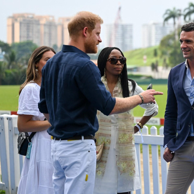 Sophie Chandauka s princem Harryjem i članovima odbora Sentebalea