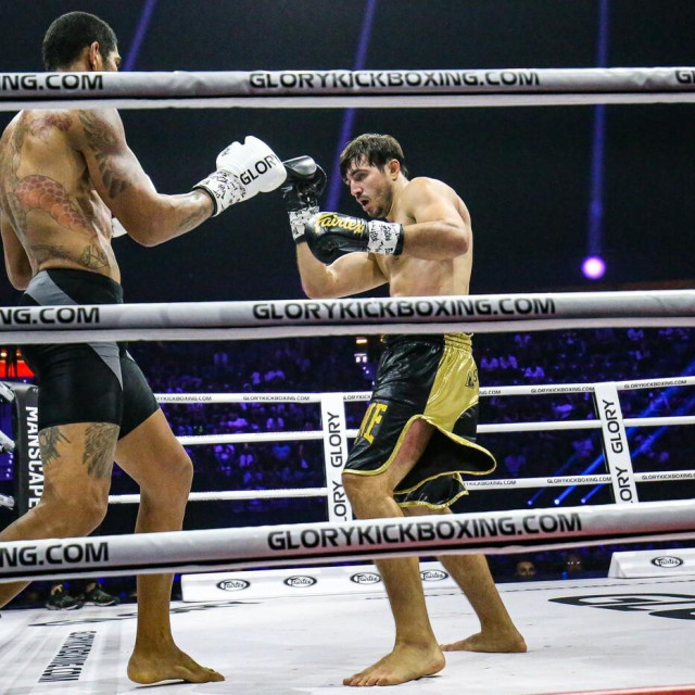 Alex Pereira (lijevo) vs. Artem Vakhitov