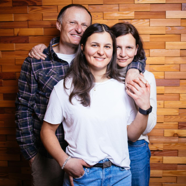 Zrinka Ljutić s roditeljima, tatom Amirom i mamom Martinom