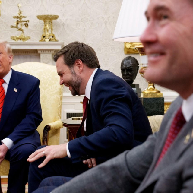 Donald Trump, JD Vance i Mike Waltz (desno)