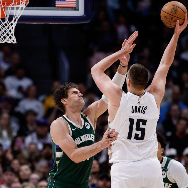 Nikola Jokić u duelu s Brookom Lopezom
