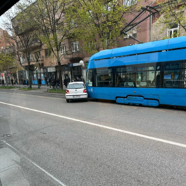U Vlaškoj ulici došlo je do sudara tramvaja i automobila