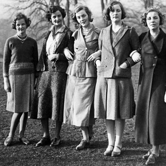 Sestre Mitford 1935. (nedostaje najmlađa, Deborah), s lijeva na desno: Jessica, Nancy, Diana, Unity, Pamela
