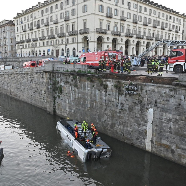 Autobus je u centru Torina sletio u rijeku