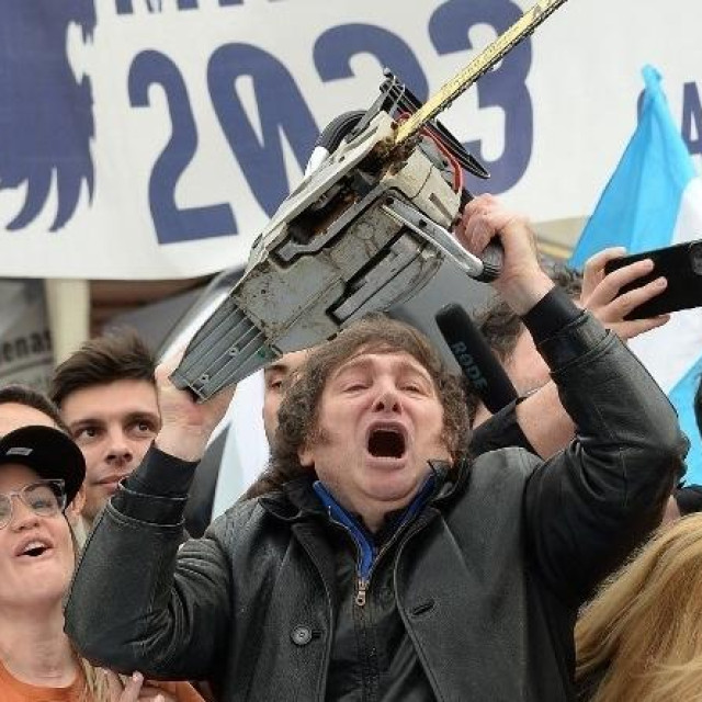 Javier Milei u predizbornoj kampanji u kojoj je njegove ekonomske planove simbolizirala motorna pila