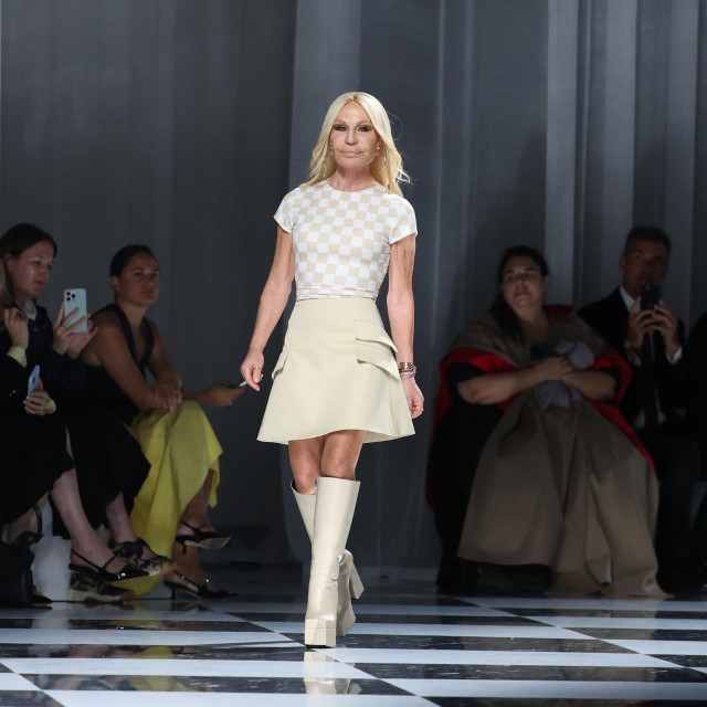 Donatella Versace prošetala se modnom pistom na reviji kuće Versace tijekom milanskog Tjedna mode, posljednji put u ulozi kreativne direktorice