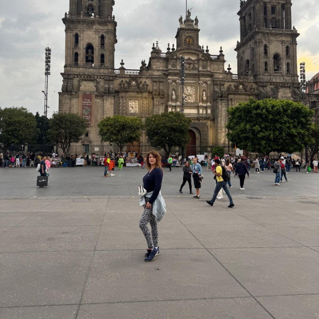 Lana ispred Metropolitanske katedrale u Ciudad de Mexicu