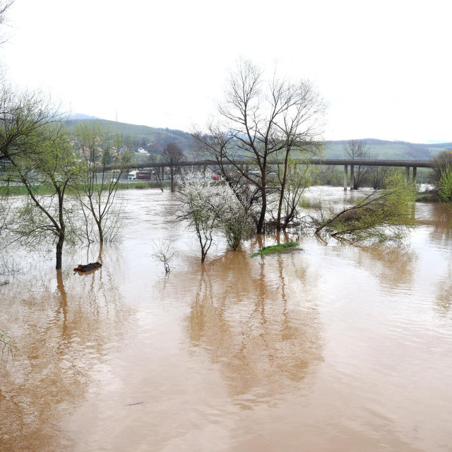 Nabujale rijeke Bosna i Željeznica pored Sarajeva zbog obilnih padalina