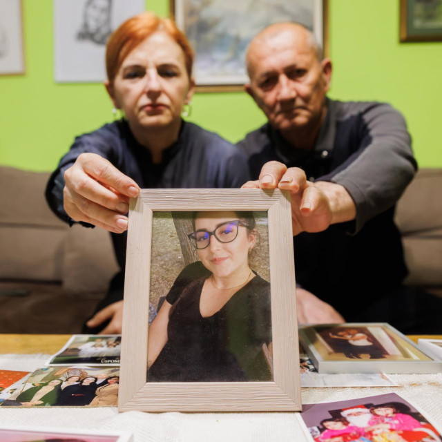 Jadranka i Ivica Berak pokazuju fotografiju svoje kćeri