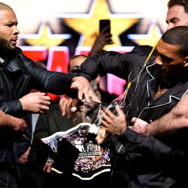 Chris Eubank Jr. razbija jaje o lice Conora Benna