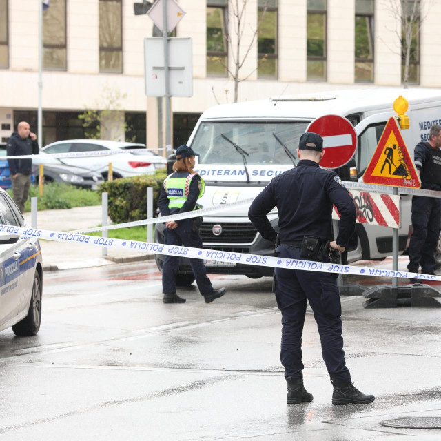 Policijski očevid u Erste banci gdje se dogodio pokušaj pljačke