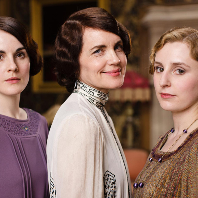 Michelle Dockery u ulozi Mary, Elizabeth McGovern kao njena majka Cora te Laura Carmichael kao mlađa sestra Edith