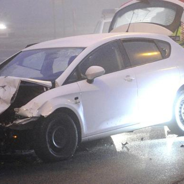 Mjesto nesreće; u krugu: Pavel Lukunić