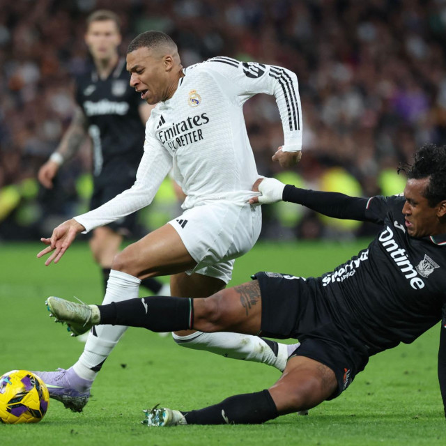 Kylian Mbappe i Renato Tapia 
