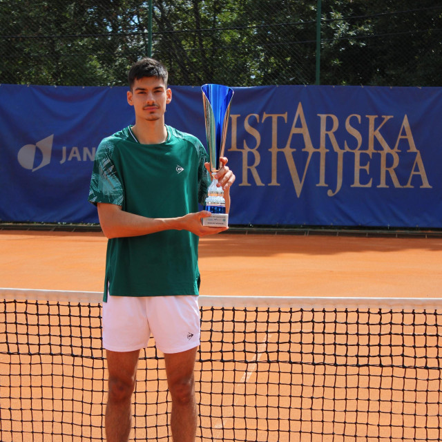 Luka Mikrut s peharom pobjednika u Opatiji