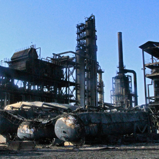 Oštećena rafinerija nafte u Južnom Sudanu; ilustracija