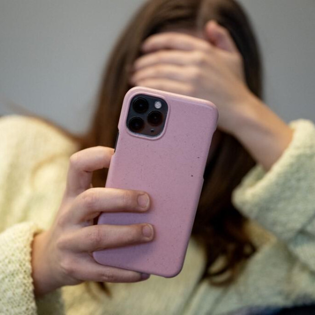 Žena gleda u mobitel