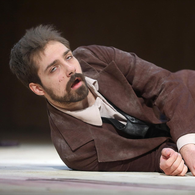 Reportaža s probe predstave prema romanu Zločin i kazna, Fjodora Mihajloviča Dostojevskog koji je na scenu Hrvatskoga narodnog kazališta u Zagrebu postavio slovenski redatelj Jernej Lorenci