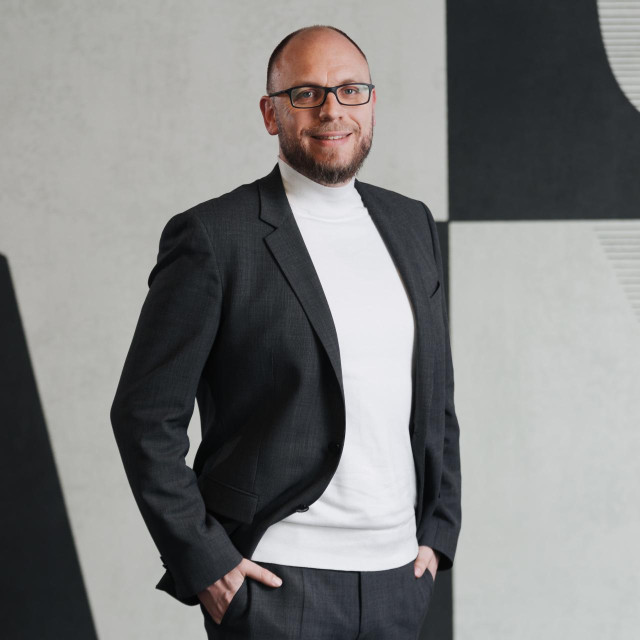 Igor Dužević, potpredsjednik Combisa za cloud i podatkovne centre:

‘Cloudom No.9 Combis omogućuje tvrtkama svih veličina da svoje poslovanje prebace u cloud, što donosi brojne prednosti na području fleksibilnosti, skalabilnosti i ekonomičnosti ‘