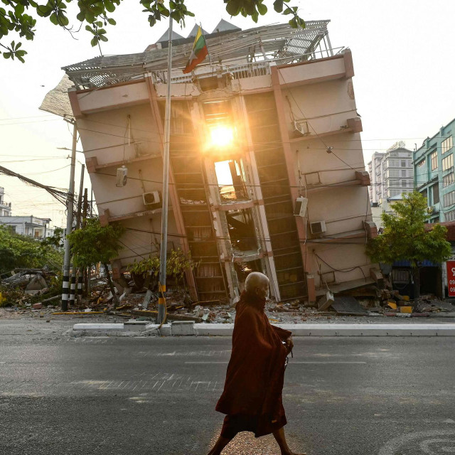 Redovnik prolazi pokraj srušene zgrade u Mandalayu, drugom najvećem gradu Mjanmara