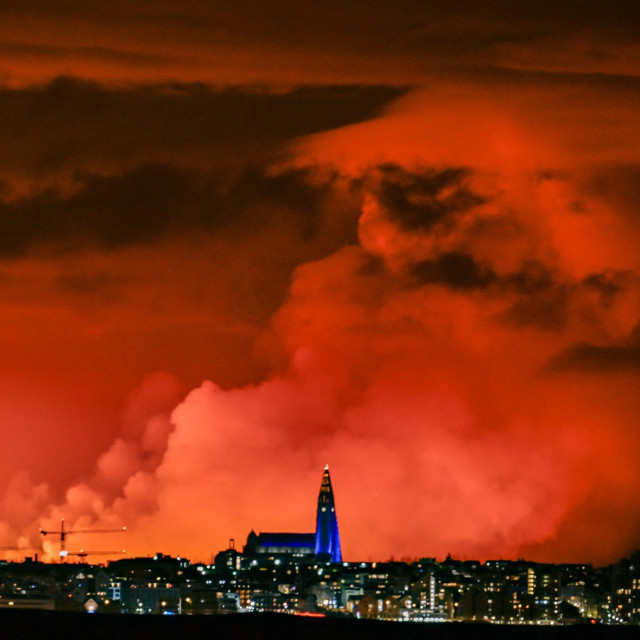 Prizor tijekom prošlogodišnje erupcija blizu Reykjavika