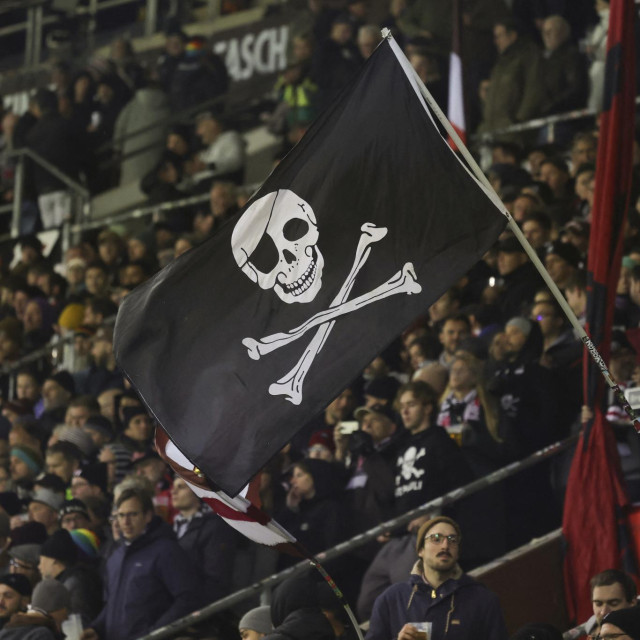 Navijači St. Paulija s piratskom zastavom