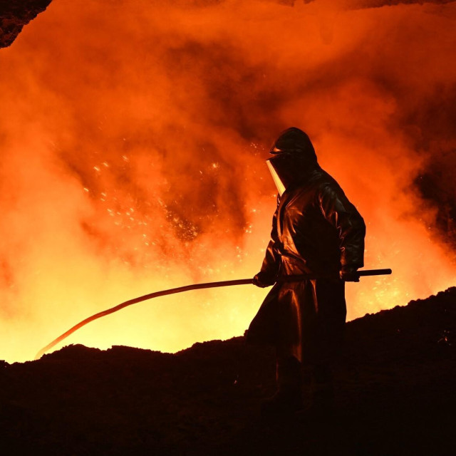 Radnik u industriji čelika kod visoke peći u čeličani kompanije Thyssenkrupp Steel Europe AG u Duisburgu, Njemačka.