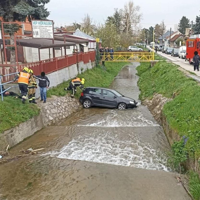 Autom uletio u potok Vrapčak