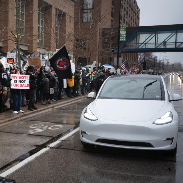 Teslin automobil prolazi pored prosvjeda protiv Elona Muska u američkom gradu Green Bayju