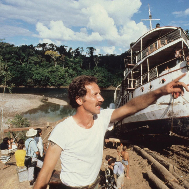 Herzog je inzistirao da se njegov parobrod, koji je u filmu mnogo veći nego što je zapravo bio, odvuče uz jednu stranu planine džungle, a zatim pusti niz drugu stranu - sve u jednom masivnom komadu. Ova operacija nije bila samo skupa, nego i iznimno opasna za lokalno stanovništvo koje je teglilo brod