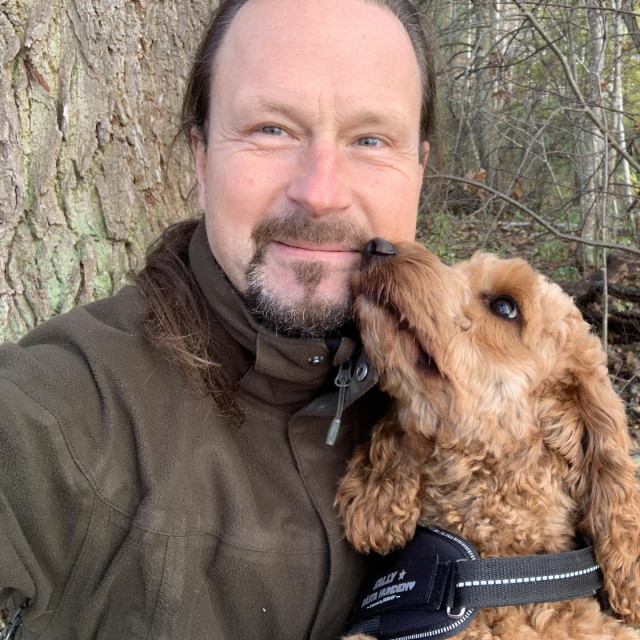 Švedski profesor Fredrik Nyström svaki dan prije ručka oko 11 sati ide u šetnju sa svojim ljubimcem