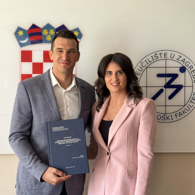 Valent Sinković s diplomom i supruga Antonela