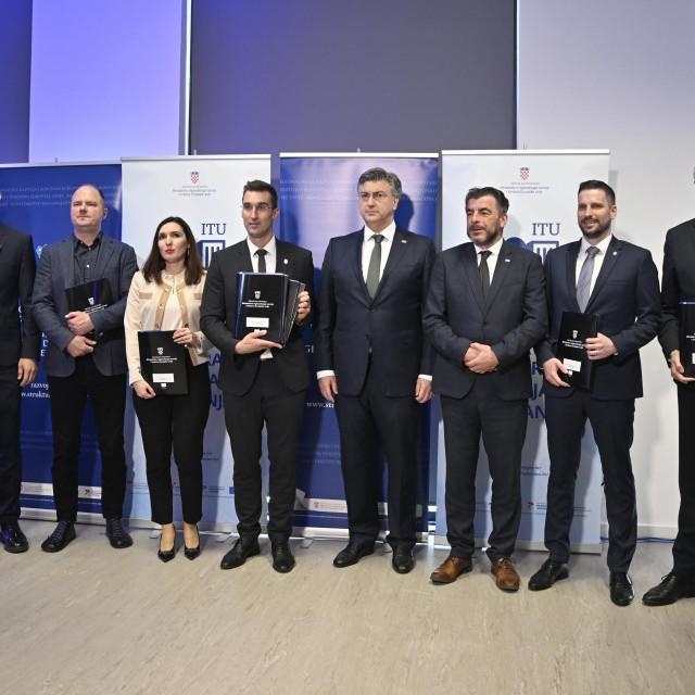 Šime Erlić, Luka Korlaet, predstavnica grada Siska, Josip Remić, Andrej Plenković, Dragan Jelić, Ivan Radić, Ivica Puljak