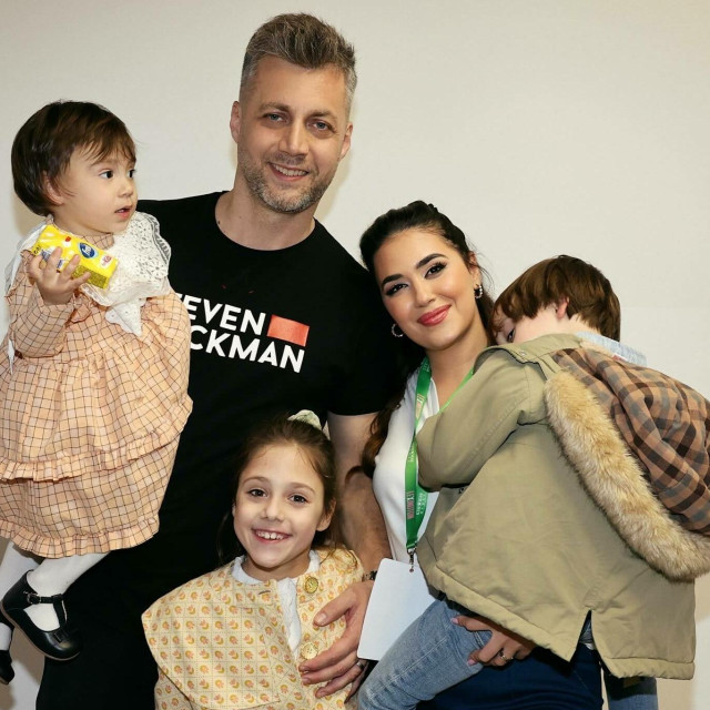 Bojan sa suprugom i djecom