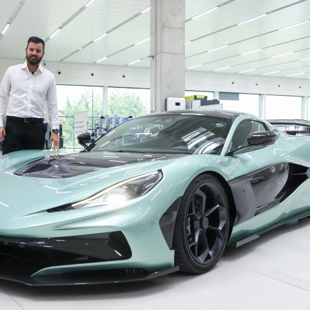 Mate Rimac pozira pokraj Nevere