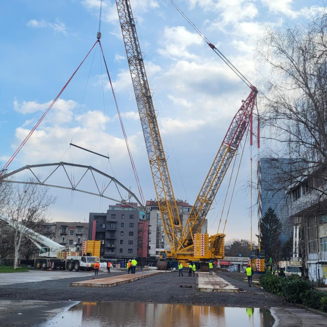 Skidanje stare krovne konstrukcije Ledene dvorane