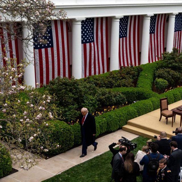 Donald Trump odlazi s konferencije za medije na kojoj je objavio odluku o carinama