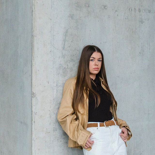 Lu Dedić nosi: jakna i hlače H&M, majica i remen Reserved, cipele privatno vlasništvo