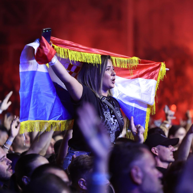 Thompsonova obožavateljica na koncertu u Dugopolju