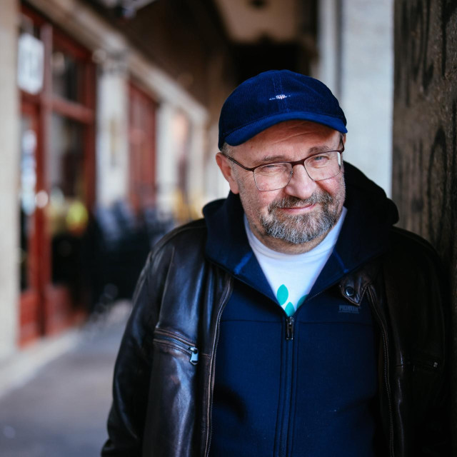 Veći dio života sam u spisateljskoj blokadi, a ovi romani i priče su samo neki svijetli trenuci u crnom životu autora, napominje Ferić